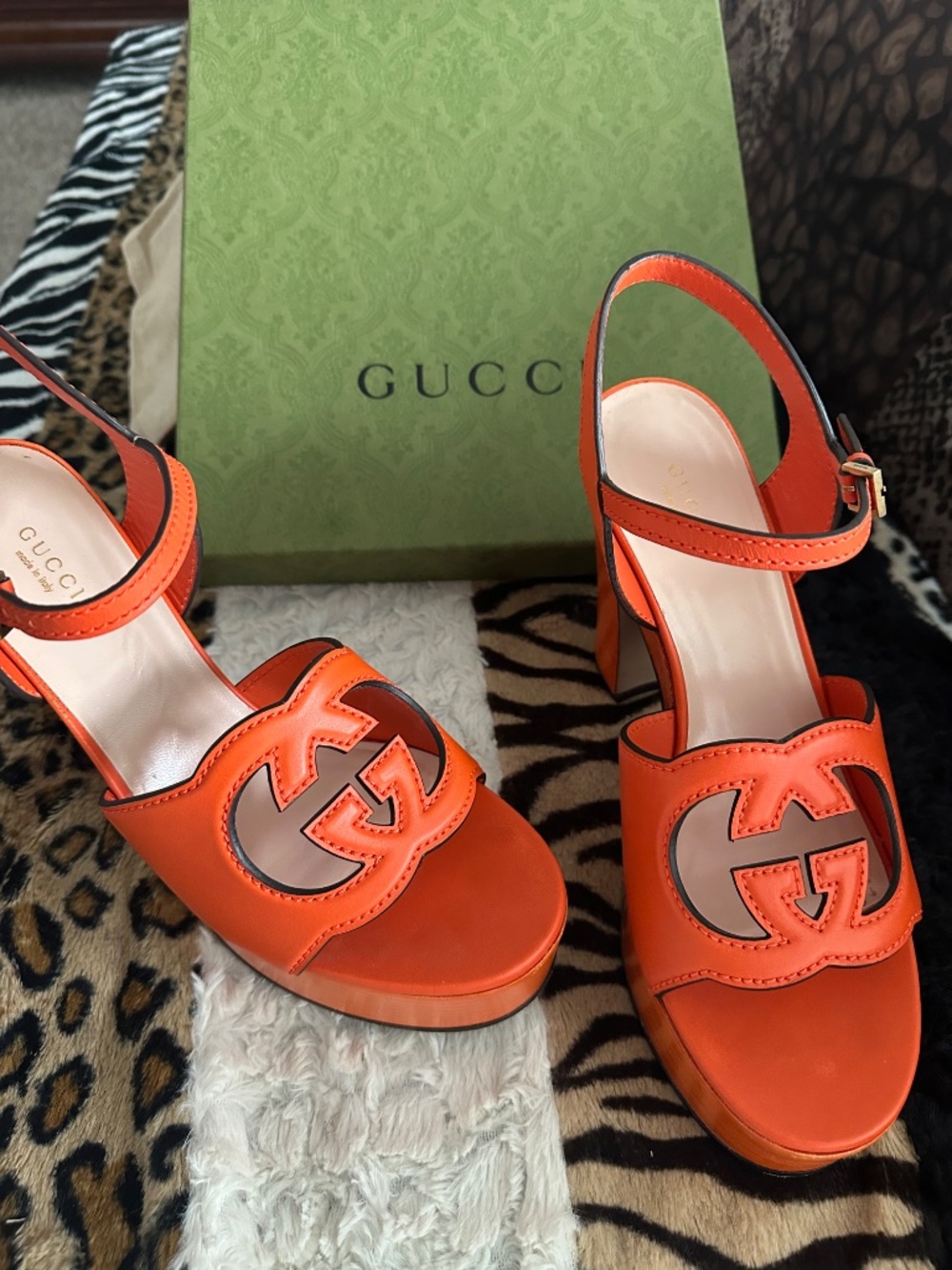 Gucci : Interlocking G Cutout Platform Sandals - Picture 9 of 10